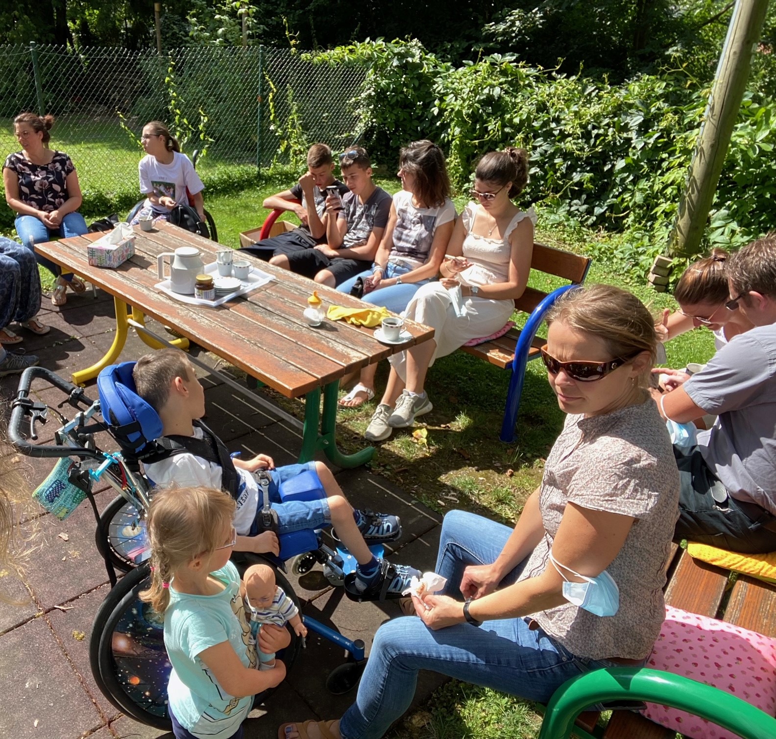 Gesellige Runde der Familien