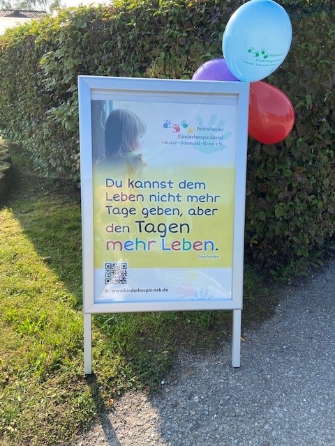 Schild mit Logo