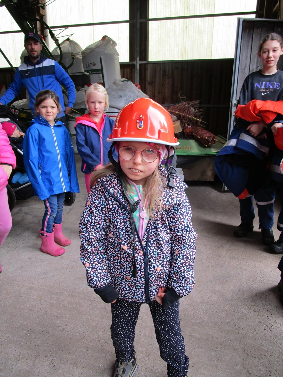 Kind mit Jugendfeuerwehrhelm