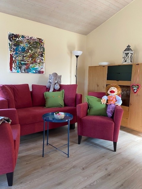 Wohnzimmer mit ausziehbarer Couch
