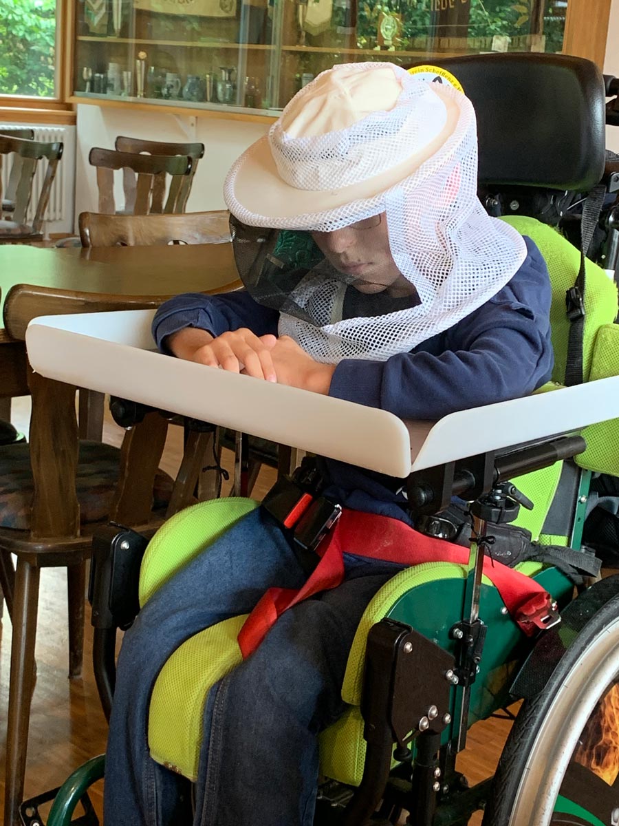 Kind mit imkerhut