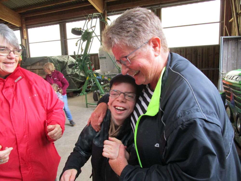 Kind und Betreuer lachen