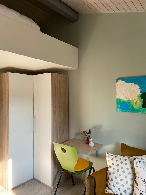 Kinderzimmer mit Schrank und Hochbett