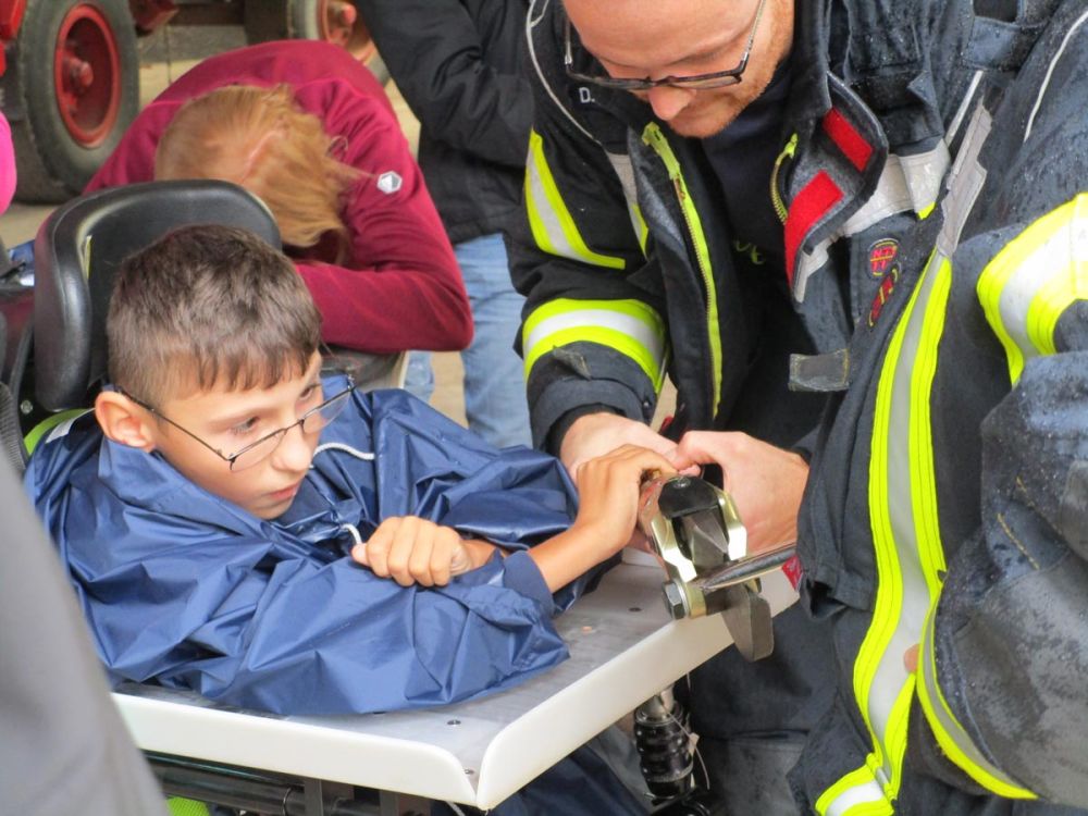 Mit Feuerwehrgerät Metall schneiden