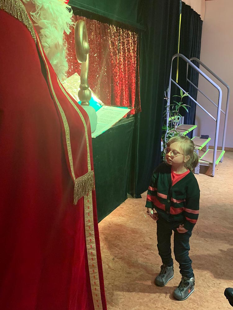 Kind beim Nikolaus