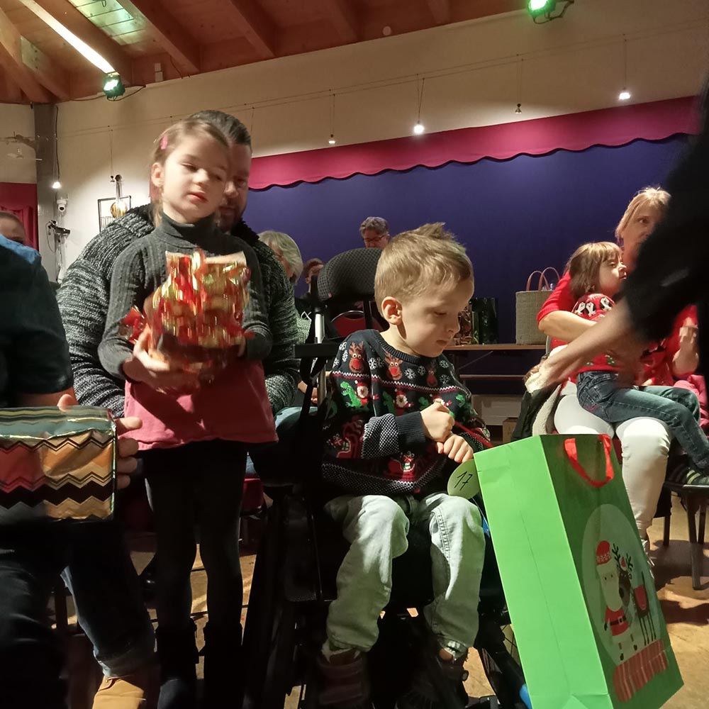 Kinder mit Geschenken
