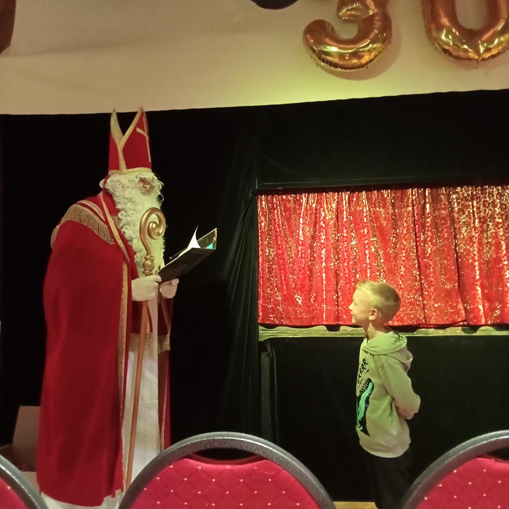 Nikolaus bringt den Kindern etwas