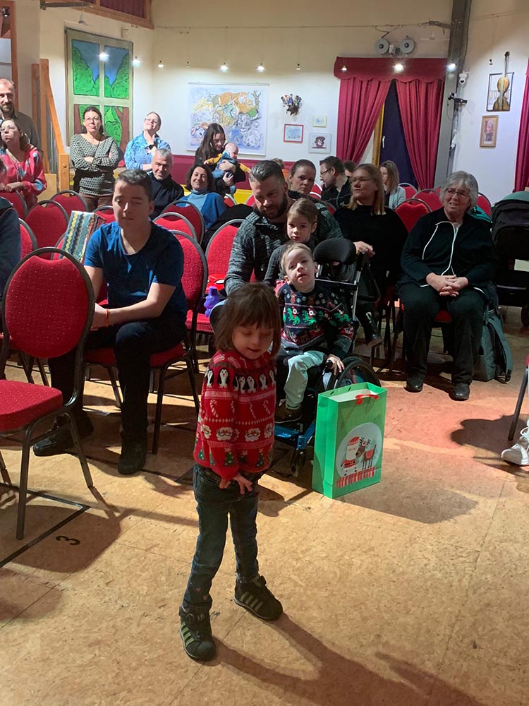 Kinder mit Geschenk