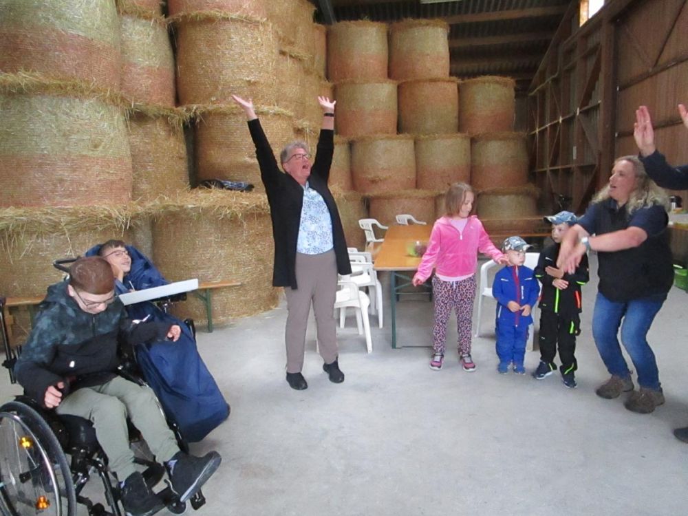 Kinder bei Strohballen