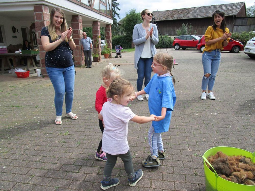 Kinder halten sich an den Händen